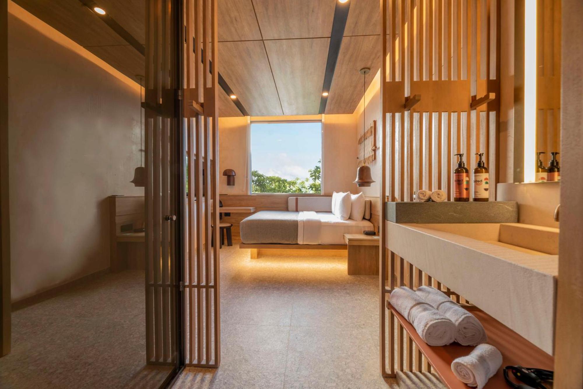 Habitación con cama grande y acceso a la azotea